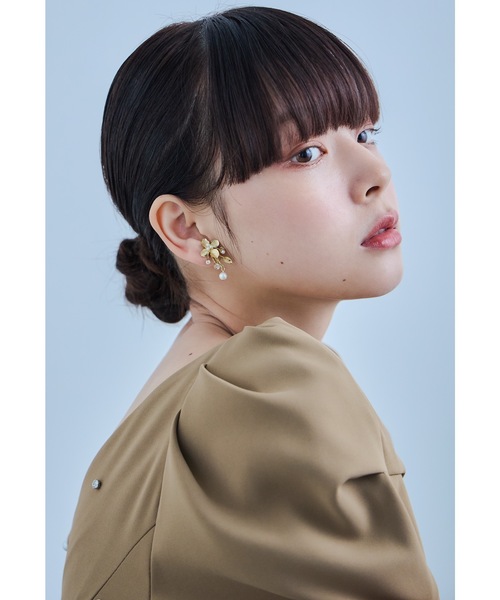 niana(ニアナ)の「メタルフラワーパールイヤリング ゴールド シルバー 結婚式 二次会 同窓会 成人式 パーティー お呼ばれ オケージョン フォーマル(イヤリング・レディース・ゴールド/シルバー・FREE)」の3枚目の写真