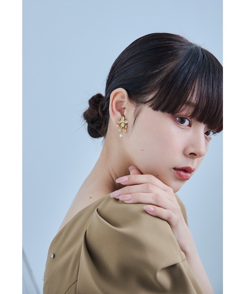 niana(ニアナ)の「メタルフラワーパールイヤリング ゴールド シルバー 結婚式 二次会 同窓会 成人式 パーティー お呼ばれ オケージョン フォーマル(イヤリング・レディース・ゴールド/シルバー・FREE)」の6枚目の写真