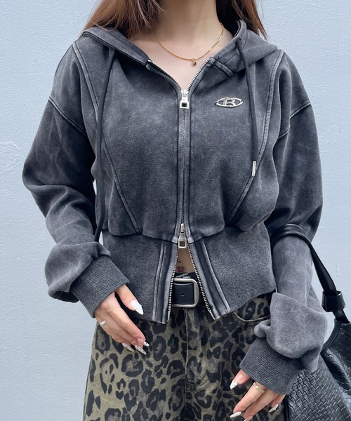 ROGER AND RAW(ロジャーアンドロウ)の「プレート付きピグメントショート丈ジップパーカー(パーカー・レディース・ブラック/スミクロ・FREE)」の2枚目の写真