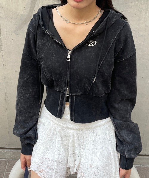 ROGER AND RAW(ロジャーアンドロウ)の「プレート付きピグメントショート丈ジップパーカー(パーカー・レディース・ブラック/スミクロ・FREE)」の1枚目の写真