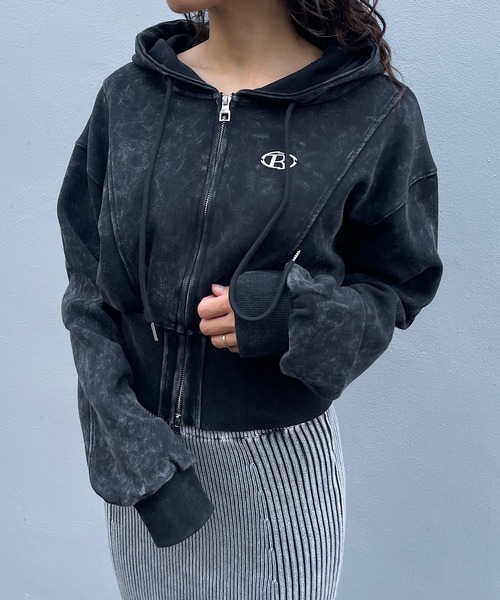 ROGER AND RAW(ロジャーアンドロウ)の「プレート付きピグメントショート丈ジップパーカー(パーカー・レディース・ブラック/スミクロ・FREE)」の3枚目の写真