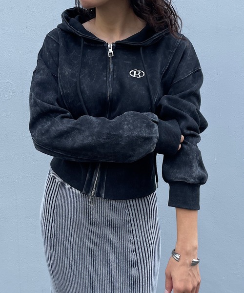 ROGER AND RAW(ロジャーアンドロウ)の「プレート付きピグメントショート丈ジップパーカー(パーカー・レディース・ブラック/スミクロ・FREE)」の4枚目の写真