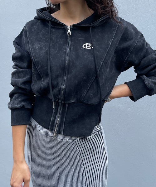 ROGER AND RAW(ロジャーアンドロウ)の「プレート付きピグメントショート丈ジップパーカー(パーカー・レディース・ブラック/スミクロ・FREE)」の5枚目の写真