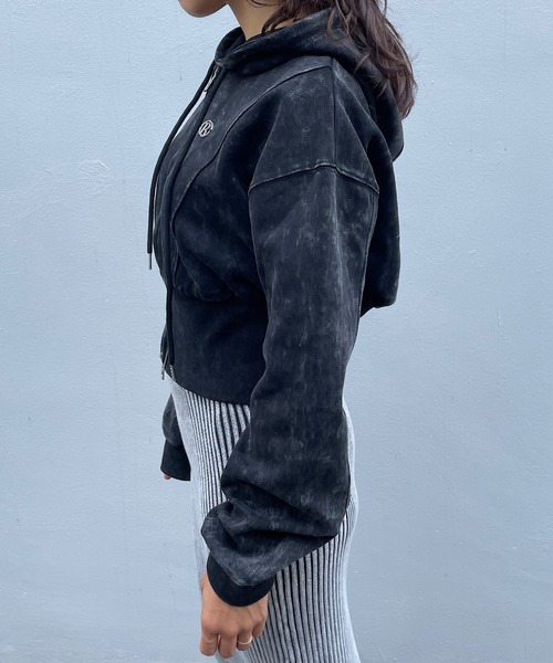 ROGER AND RAW(ロジャーアンドロウ)の「プレート付きピグメントショート丈ジップパーカー(パーカー・レディース・ブラック/スミクロ・FREE)」の6枚目の写真