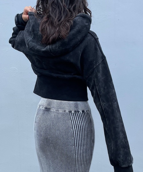 ROGER AND RAW(ロジャーアンドロウ)の「プレート付きピグメントショート丈ジップパーカー(パーカー・レディース・ブラック/スミクロ・FREE)」の7枚目の写真