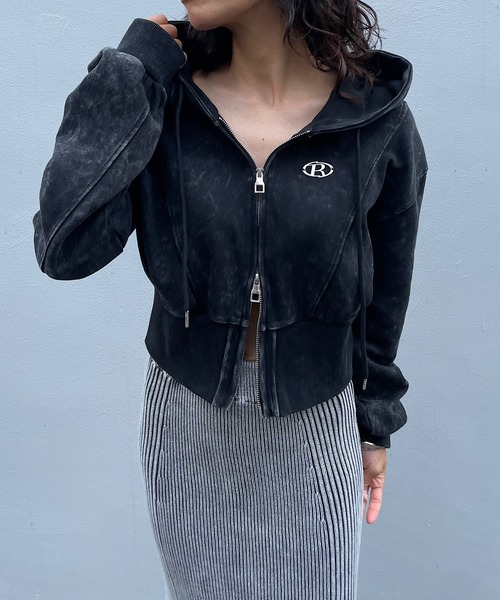 ROGER AND RAW(ロジャーアンドロウ)の「プレート付きピグメントショート丈ジップパーカー(パーカー・レディース・ブラック/スミクロ・FREE)」の8枚目の写真