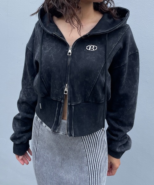 ROGER AND RAW(ロジャーアンドロウ)の「プレート付きピグメントショート丈ジップパーカー(パーカー・レディース・ブラック/スミクロ・FREE)」の9枚目の写真