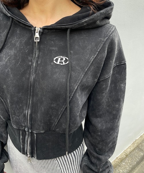 ROGER AND RAW(ロジャーアンドロウ)の「プレート付きピグメントショート丈ジップパーカー(パーカー・レディース・ブラック/スミクロ・FREE)」の10枚目の写真