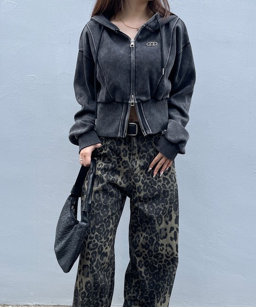 ROGER AND RAW(ロジャーアンドロウ)の「プレート付きピグメントショート丈ジップパーカー(パーカー・レディース・ブラック/スミクロ・FREE)」の11枚目の写真