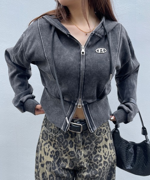 ROGER AND RAW(ロジャーアンドロウ)の「プレート付きピグメントショート丈ジップパーカー(パーカー・レディース・ブラック/スミクロ・FREE)」の12枚目の写真