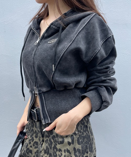 ROGER AND RAW(ロジャーアンドロウ)の「プレート付きピグメントショート丈ジップパーカー(パーカー・レディース・ブラック/スミクロ・FREE)」の13枚目の写真