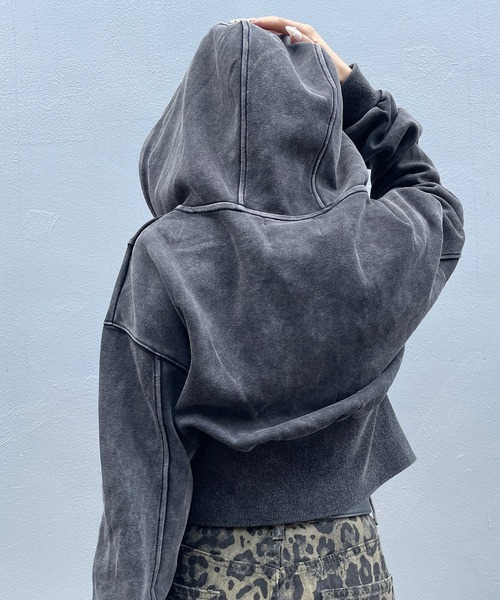 ROGER AND RAW(ロジャーアンドロウ)の「プレート付きピグメントショート丈ジップパーカー(パーカー・レディース・ブラック/スミクロ・FREE)」の14枚目の写真