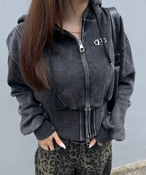 ROGER AND RAW(ロジャーアンドロウ)の「プレート付きピグメントショート丈ジップパーカー(パーカー・レディース・ブラック/スミクロ・FREE)」の15枚目の写真