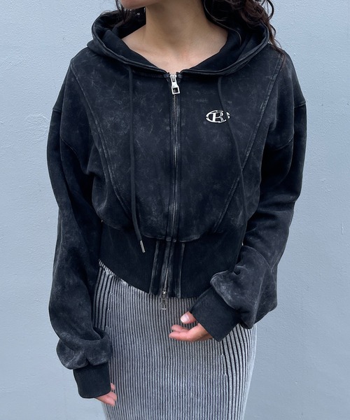 ROGER AND RAW(ロジャーアンドロウ)の「プレート付きピグメントショート丈ジップパーカー(パーカー・レディース・ブラック/スミクロ・FREE)」の20枚目の写真