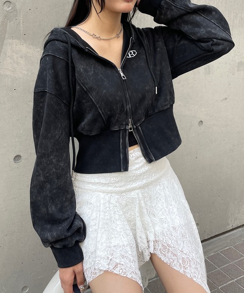 ROGER AND RAW(ロジャーアンドロウ)の「プレート付きピグメントショート丈ジップパーカー(パーカー・レディース・ブラック/スミクロ・FREE)」の19枚目の写真