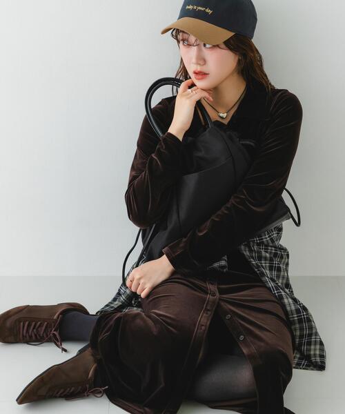 RODE SKO(ロデスコ)の「ショルダー付撥水キンチャクバッグ(ショルダーバッグ・レディース・ブラック/グレー/アイボリー・ONE)」の4枚目の写真