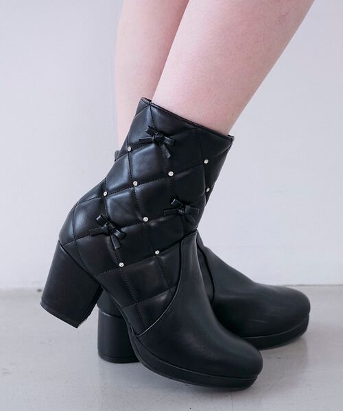 MAJESTIC LEGON（マジェスティックレゴン）の「キルティングビジューリボンブーツ（ブーツ・レディース・アイボリー/ブラック/グレイッシュベージュ・SMALL/MEDIUM/LARGE/X-LARGE）」の2枚目の写真