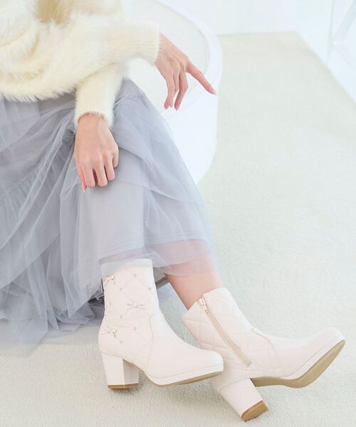 MAJESTIC LEGON（マジェスティックレゴン）の「キルティングビジューリボンブーツ（ブーツ・レディース・アイボリー/ブラック/グレイッシュベージュ・SMALL/MEDIUM/LARGE/X-LARGE）」の8枚目の写真