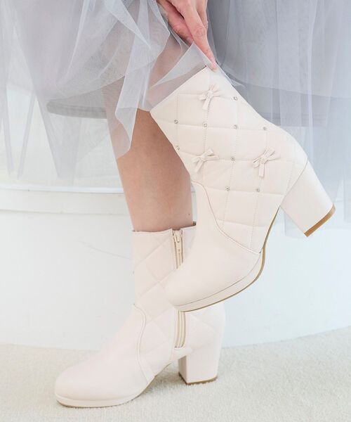 MAJESTIC LEGON（マジェスティックレゴン）の「キルティングビジューリボンブーツ（ブーツ・レディース・アイボリー/ブラック/グレイッシュベージュ・SMALL/MEDIUM/LARGE/X-LARGE）」の10枚目の写真