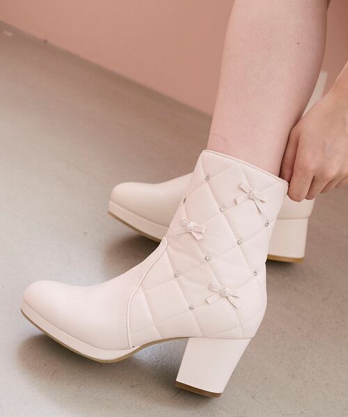 MAJESTIC LEGON（マジェスティックレゴン）の「キルティングビジューリボンブーツ（ブーツ・レディース・アイボリー/ブラック/グレイッシュベージュ・SMALL/MEDIUM/LARGE/X-LARGE）」の12枚目の写真