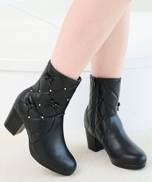 MAJESTIC LEGON（マジェスティックレゴン）の「キルティングビジューリボンブーツ（ブーツ・レディース・アイボリー/ブラック/グレイッシュベージュ・SMALL/MEDIUM/LARGE/X-LARGE）」の17枚目の写真
