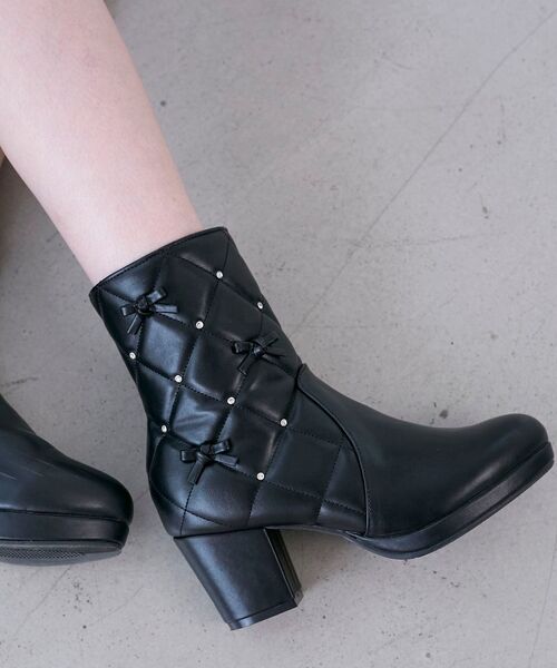 MAJESTIC LEGON（マジェスティックレゴン）の「キルティングビジューリボンブーツ（ブーツ・レディース・アイボリー/ブラック/グレイッシュベージュ・SMALL/MEDIUM/LARGE/X-LARGE）」の19枚目の写真
