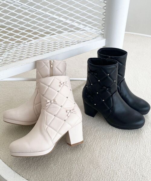MAJESTIC LEGON（マジェスティックレゴン）の「キルティングビジューリボンブーツ（ブーツ・レディース・アイボリー/ブラック/グレイッシュベージュ・SMALL/MEDIUM/LARGE/X-LARGE）」の21枚目の写真