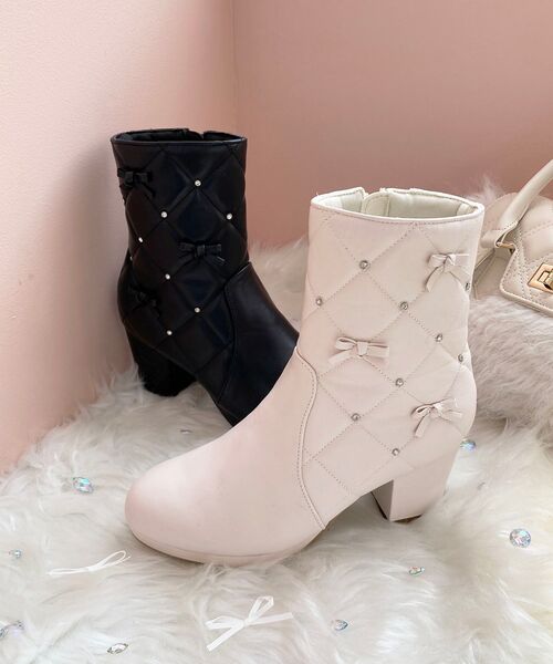 MAJESTIC LEGON（マジェスティックレゴン）の「キルティングビジューリボンブーツ（ブーツ・レディース・アイボリー/ブラック/グレイッシュベージュ・SMALL/MEDIUM/LARGE/X-LARGE）」の22枚目の写真