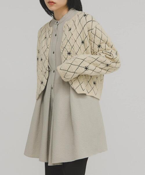 KBF(ケイビーエフ)の「ウエストタックロングシャツ(シャツ/ブラウス・レディース・グリーン系その他/オフホワイト/チャコールグレー・ONE)」の3枚目の写真