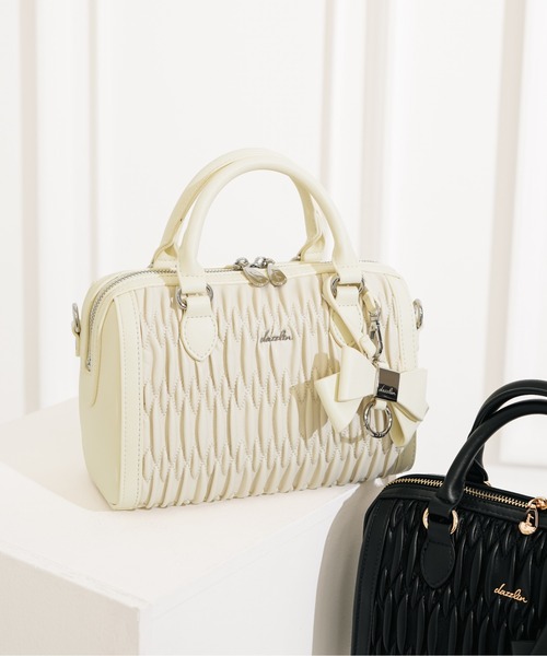 dazzlin(ダズリン)の「【dazzlin / ダズリン】 リボンチャーム付き ギャザーシャーリングボストンバッグ(ボストンバッグ・レディース・アイボリー/ブラック/ベージュ・FREE)」の2枚目の写真