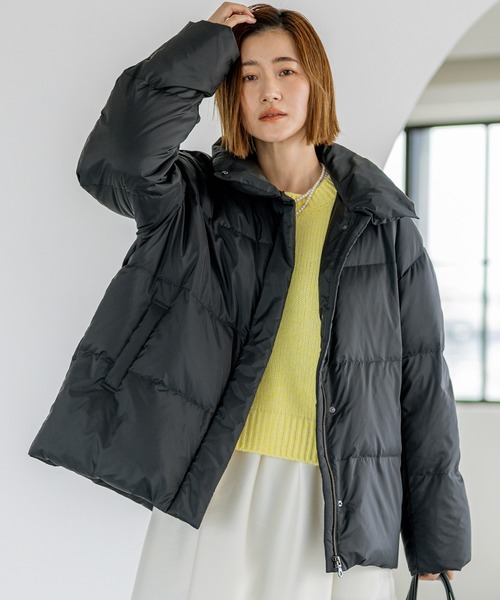 23区(ニジュウサンク)の「シレータフタ ハイネック ショート ダウンコート(ダウンジャケット/コート・レディース・ブラック系/黄土色系/ライトグレー系・32/30)」の2枚目の写真