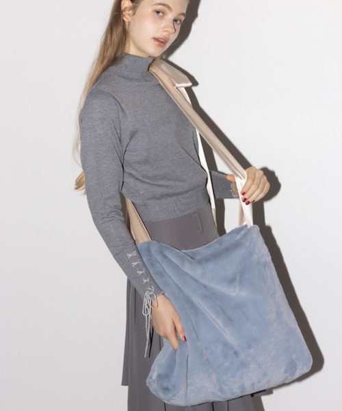 idem(イデム)の「fur big ribbon tote bag / サテンショルダーファーバッグ(ショルダーバッグ・レディース・ブラウン/グレー/アイボリー・FREE)」の2枚目の写真