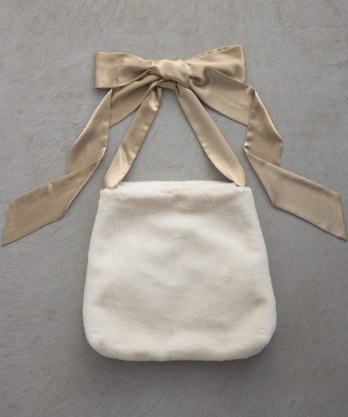 idem(イデム)の「fur big ribbon tote bag / サテンショルダーファーバッグ(ショルダーバッグ・レディース・ブラウン/グレー/アイボリー・FREE)」の1枚目の写真