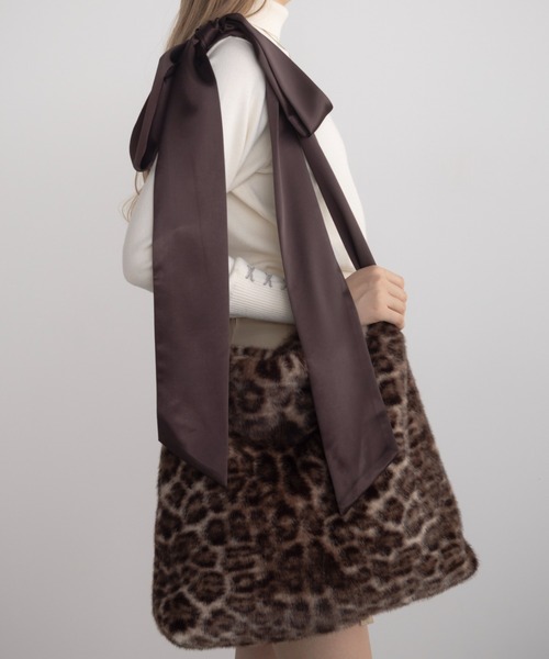 idem(イデム)の「fur big ribbon tote bag / サテンショルダーファーバッグ(ショルダーバッグ・レディース・ブラウン/グレー/アイボリー・FREE)」の11枚目の写真