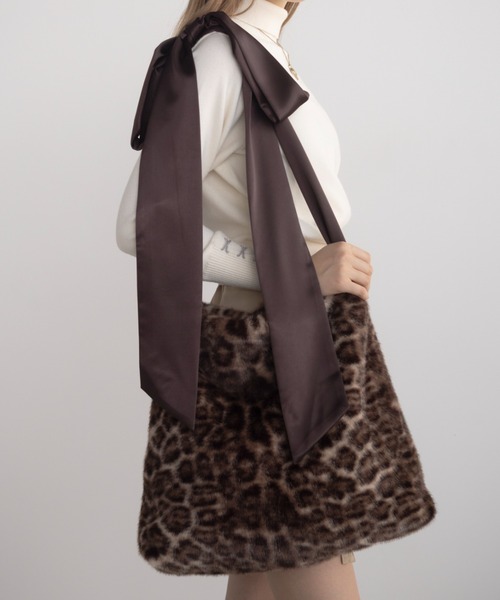 idem(イデム)の「fur big ribbon tote bag / サテンショルダーファーバッグ(ショルダーバッグ・レディース・ブラウン/グレー/アイボリー・FREE)」の12枚目の写真
