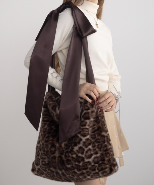 idem(イデム)の「fur big ribbon tote bag / サテンショルダーファーバッグ(ショルダーバッグ・レディース・ブラウン/グレー/アイボリー・FREE)」の13枚目の写真