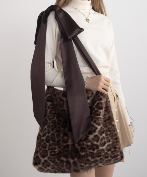 idem(イデム)の「fur big ribbon tote bag / サテンショルダーファーバッグ(ショルダーバッグ・レディース・ブラウン/グレー/アイボリー・FREE)」の14枚目の写真