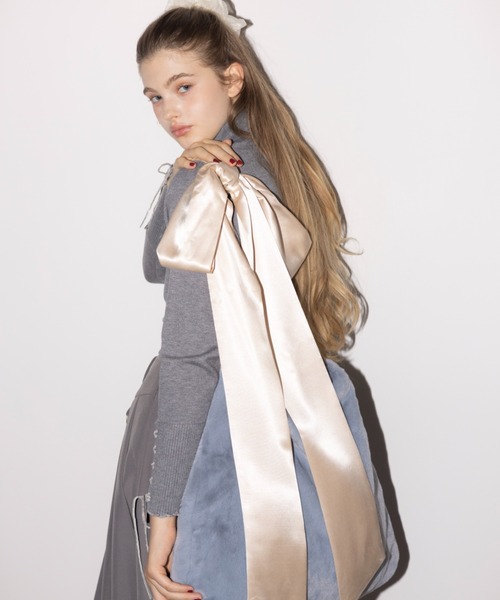 idem(イデム)の「fur big ribbon tote bag / サテンショルダーファーバッグ(ショルダーバッグ・レディース・ブラウン/グレー/アイボリー・FREE)」の6枚目の写真