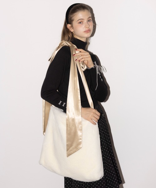 idem(イデム)の「fur big ribbon tote bag / サテンショルダーファーバッグ(ショルダーバッグ・レディース・ブラウン/グレー/アイボリー・FREE)」の9枚目の写真
