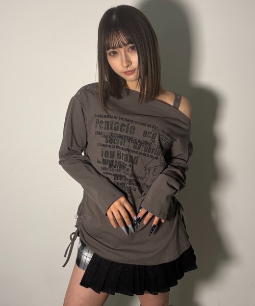 .KOM(ドットコム)の「A'GEM/9 × .kom 『.kom/ドットケーオーエム』 ワンショルダー風ロゴプリント長袖Tシャツ(Tシャツ/カットソー・レディース・グリーン/ブラック・FREE)」の2枚目の写真