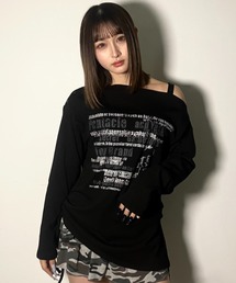 A'GEM/9 × .kom 『.kom/ドットケーオーエム』 ワンショルダー風ロゴプリント長袖Tシャツ