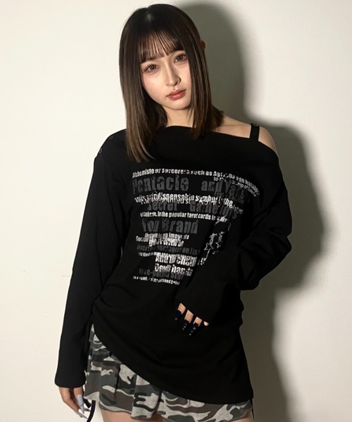 .KOM(ドットコム)の「A'GEM/9 × .kom 『.kom/ドットケーオーエム』 ワンショルダー風ロゴプリント長袖Tシャツ(Tシャツ/カットソー・レディース・グリーン/ブラック・FREE)」の1枚目の写真