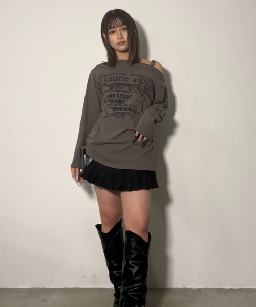 .KOM(ドットコム)の「A'GEM/9 × .kom 『.kom/ドットケーオーエム』 ワンショルダー風ロゴプリント長袖Tシャツ(Tシャツ/カットソー・レディース・グリーン/ブラック・FREE)」の18枚目の写真