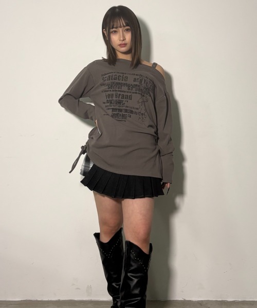 .KOM(ドットコム)の「A'GEM/9 × .kom 『.kom/ドットケーオーエム』 ワンショルダー風ロゴプリント長袖Tシャツ(Tシャツ/カットソー・レディース・グリーン/ブラック・FREE)」の19枚目の写真