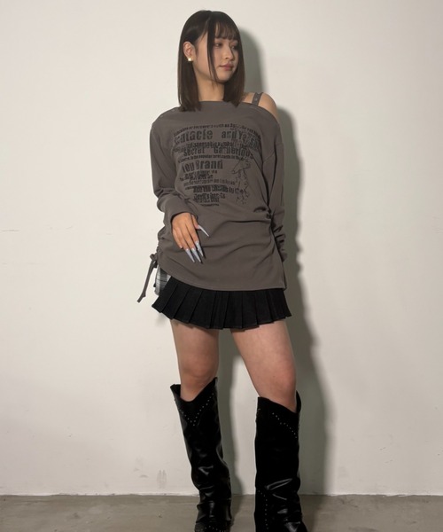 .KOM(ドットコム)の「A'GEM/9 × .kom 『.kom/ドットケーオーエム』 ワンショルダー風ロゴプリント長袖Tシャツ(Tシャツ/カットソー・レディース・グリーン/ブラック・FREE)」の17枚目の写真