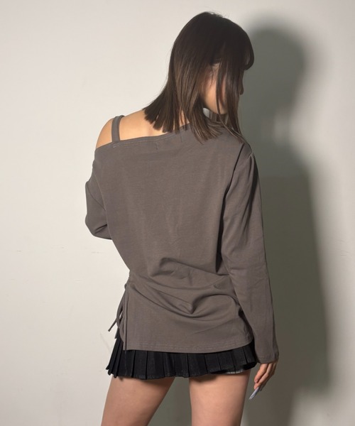 .KOM(ドットコム)の「A'GEM/9 × .kom 『.kom/ドットケーオーエム』 ワンショルダー風ロゴプリント長袖Tシャツ(Tシャツ/カットソー・レディース・グリーン/ブラック・FREE)」の15枚目の写真