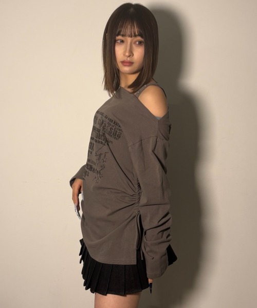 .KOM(ドットコム)の「A'GEM/9 × .kom 『.kom/ドットケーオーエム』 ワンショルダー風ロゴプリント長袖Tシャツ(Tシャツ/カットソー・レディース・グリーン/ブラック・FREE)」の14枚目の写真