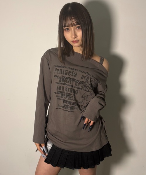 .KOM(ドットコム)の「A'GEM/9 × .kom 『.kom/ドットケーオーエム』 ワンショルダー風ロゴプリント長袖Tシャツ(Tシャツ/カットソー・レディース・グリーン/ブラック・FREE)」の13枚目の写真