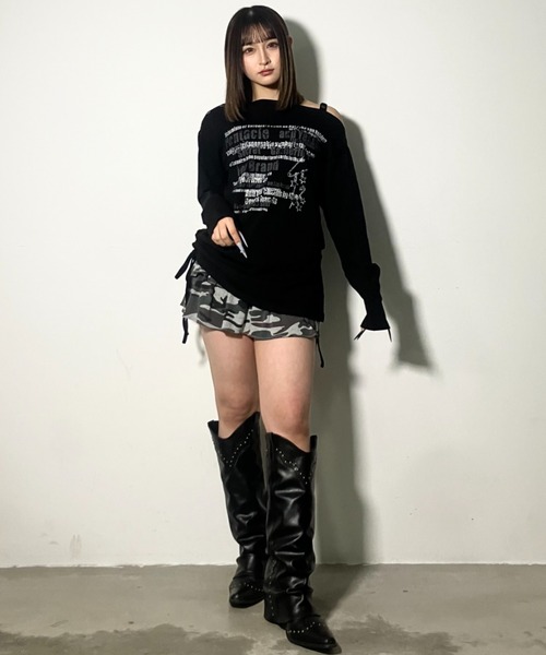 .KOM(ドットコム)の「A'GEM/9 × .kom 『.kom/ドットケーオーエム』 ワンショルダー風ロゴプリント長袖Tシャツ(Tシャツ/カットソー・レディース・グリーン/ブラック・FREE)」の10枚目の写真