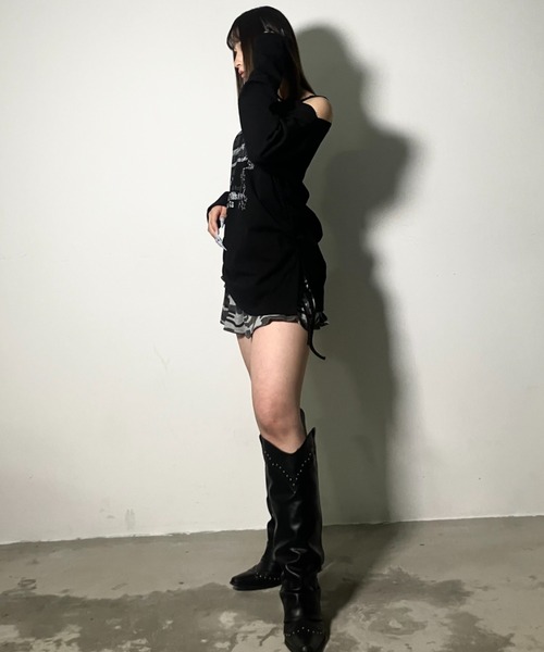 .KOM(ドットコム)の「A'GEM/9 × .kom 『.kom/ドットケーオーエム』 ワンショルダー風ロゴプリント長袖Tシャツ(Tシャツ/カットソー・レディース・グリーン/ブラック・FREE)」の11枚目の写真